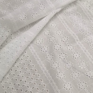 Tissu en dentelle de coton avec oeillets brodés à rayures, motif floral géométrique évidé pour robe bohème de plage, robe de jardin, robe de prairie, chemisier, 1 mètre