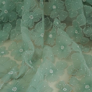 Tecido de renda nupcial com pétalas de malha fofas 3D Fairy, bordado verde empoeirado, lantejoulas e miçangas prateadas para vestido de ensaio, cerimônia, festa