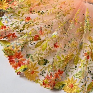Levendige borduurwerk bloemen tule kanten rand in diep roze, kleurrijke bloemblaadjes kant voor lingerie, kostuumontwerp, kledingstuk, sluier, op 1 werf