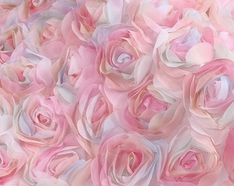 Könnte beinhalten: Nahaufnahme eines Stoffes mit einem 3D-Rosenmuster. Die Rosen sind aus einem weichen, durchsichtigen Stoff gefertigt und in den Farben Rosa, Blau und Weiß gehalten.