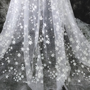 Preciosa tela de tul con estrellas brillantes, tela de estrellas plateadas para decoración de fiestas, vestidos de noche, vestidos de graduación, velos de novia y vestidos de novia, 1 yarda. imagen 1
