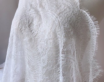Exquisita tela de encaje francés en color blanco roto, tela bordada con ondas para vestidos de novia, gorros de encaje y velos nupciales.