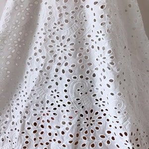 Tela de algodón con encaje floral retro con ojales en blanco roto para vestidos bohemios, vestidos de niña, manteles o cortinas, por 1 yarda