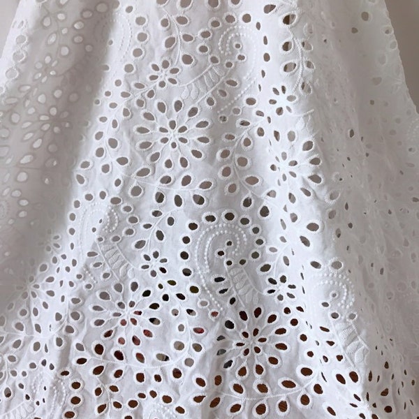 Tissu de coton Rétro Oeillet Fleur Coton Dentelle Tissu en blanc cassé pour robe Boho, robe de fille, nappe ou rideaux, par 1 yard