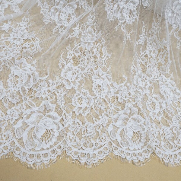 Pizzo Chantilly francese, tessuto con finiture in fiore rosa avorio, tessuto di pizzo da ricamo con corde con bordi di capesante, di 1 metro