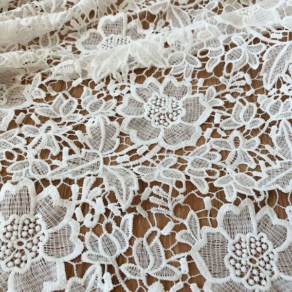 Tissu délicat en dentelle guipure, tissu en dentelle florale au crochet blanc cassé, tissu en dentelle de mariée pour robe de soirée, robe de soirée, bal, par 1 yard