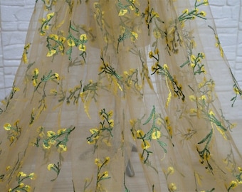 Broderi med gula blommor i nätspets, delikat broderat blommigt tyg för vårklänning, babytyll, slöjedesign, 1 kub
