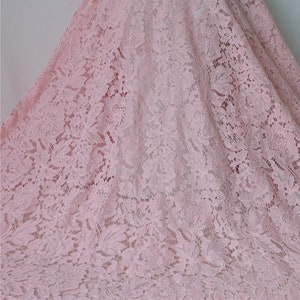 Chantilly-Spitze In Vintage Rosa / Rosa, Wimpern-Spitzen-Stoff mit Schnürung, Beides Bogenkanten-Spitze für besonderen Anlass Kleid / Oberteil, von 1 Stk