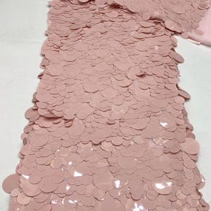 Impresionante tela base de gasa con lentejuelas, tela con lentejuelas de diferentes tamaños, ideal para vestidos de alta costura, camisetas sin mangas, vestidos formales y blazers de mujer. Dusty Pink