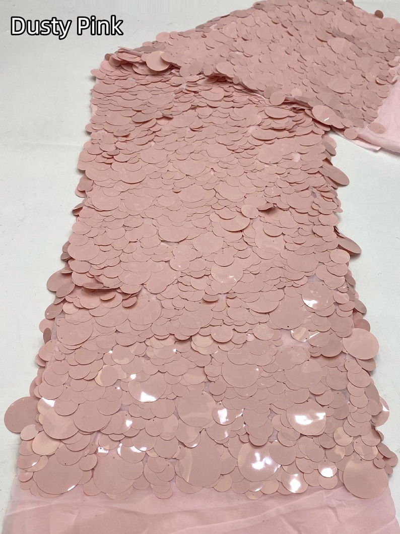 Impresionante tela base de gasa con lentejuelas, tela con lentejuelas de diferentes tamaños, ideal para vestidos de alta costura, camisetas sin mangas, vestidos formales y blazers de mujer. Dusty Pink