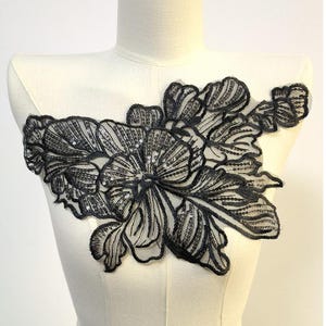 Applikation med broderad spets och fina blommor, lapp med glänsande paljetter på överdelen, lapp med blommönster, lapp för formell klänning, lapp för scenkläder