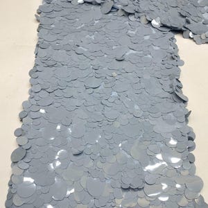 Impresionante tela base de gasa con lentejuelas, tela con lentejuelas de diferentes tamaños, ideal para vestidos de alta costura, camisetas sin mangas, vestidos formales y blazers de mujer. Azul