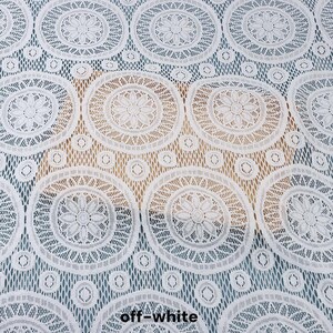 Peut inclure: Un tissu en dentelle blanc cass&eacute; pr&eacute;sentant un motif r&eacute;p&eacute;titif de grands cercles. Chaque cercle contient un dessin floral central entour&eacute; d'anneaux concentriques aux d&eacute;tails g&eacute;om&eacute;triques complexes, reli&eacute;s par un fond en maille fine.