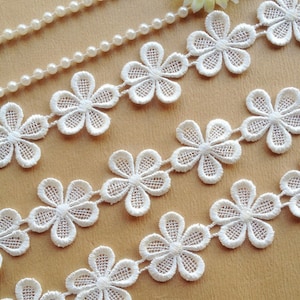 Off White Venice Lace Lovely Flowers Lace Trim For Bridal, Jewelry, Scrapbooks, Home Décor, By 2 Yards