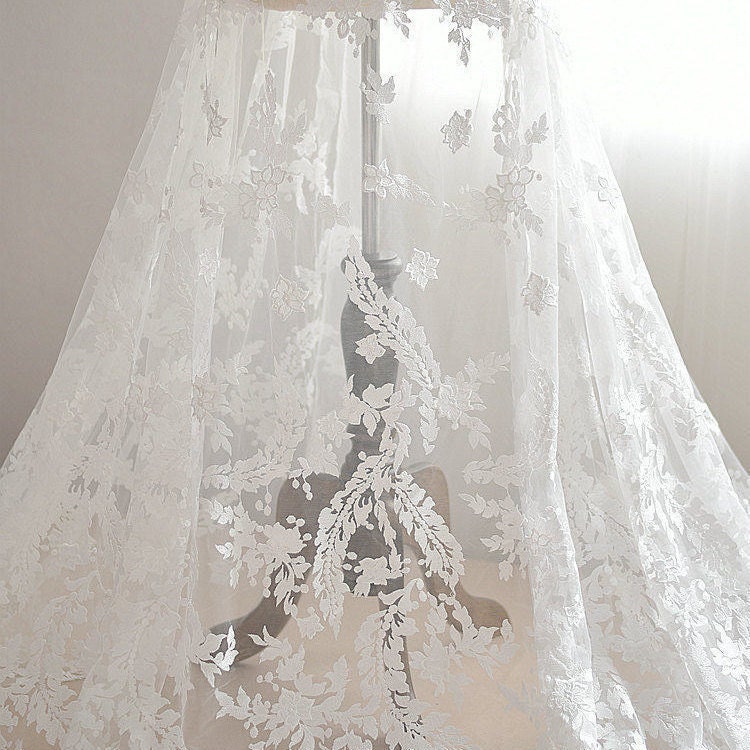 Tissu élégant dentelle brodée blanche robe de mariée en dentelle florale douce tissu Tissu en élégant dentelle brodée blanche robe de mariée en Tissu dentelle florale douce tissu d77a1f