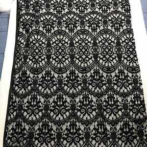 Puede incluir: Tela de encaje negra con un delicado patr&oacute;n floral. El encaje tiene un borde festoneado y es perfecto para proyectos de artesan&iacute;a o costura.