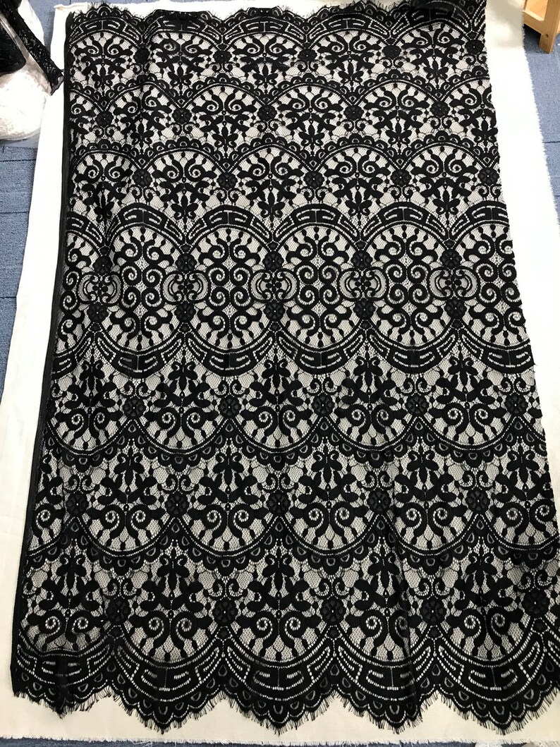 Puede incluir: Tela de encaje negra con un delicado patr&oacute;n floral. El encaje tiene un borde festoneado y es perfecto para proyectos de artesan&iacute;a o costura.