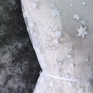 Preciosa tela de tul con estrellas brillantes, tela de estrellas plateadas para decoración de fiestas, vestidos de noche, vestidos de graduación, velos de novia y vestidos de novia, 1 yarda. imagen 7