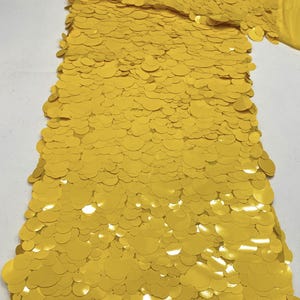Impresionante tela base de gasa con lentejuelas, tela con lentejuelas de diferentes tamaños, ideal para vestidos de alta costura, camisetas sin mangas, vestidos formales y blazers de mujer. Amarillo
