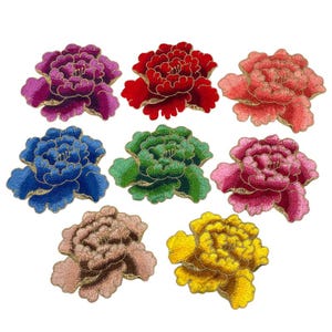 Può includere: Una collezione di otto toppe ricamate a forma di fiore in vari colori, tra cui viola, rosso, corallo, blu, verde, rosa, beige e giallo. Ogni toppa presenta un design dettagliato di peonia con filo dorato che delinea i petali.