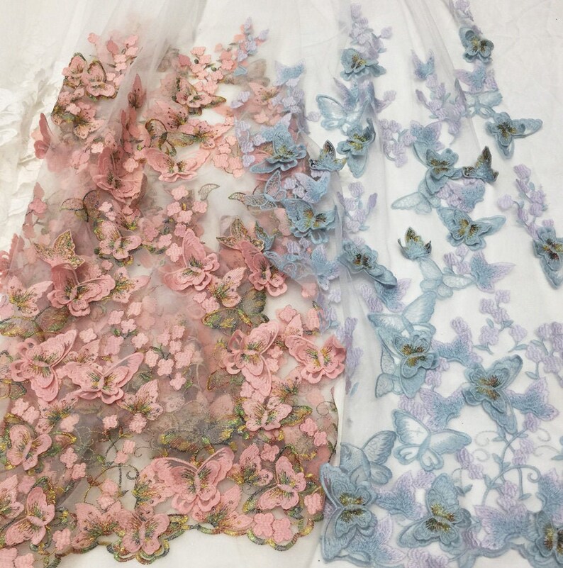 Tessuto in pizzo 3D rosa, tessuto in pizzo alla moda, tessuto in pizzo vivace con applicazione di farfalle in fiore, tessuto ricamato chic, da 1 iarda immagine 2