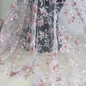Tessuto di pizzo con paillettes ricamato con fiori di pesco, pizzo con petali di fiori perline per abito formale, abito da sera, festa, 1 iarda