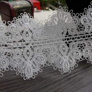 Off White Venice Lace Retro Hollowed Scalloped Lace Trim for Weddings, Dress, Jewelry, Crown, Sewing, by 1 Yard