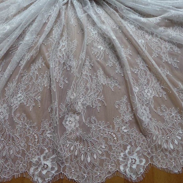 Tecido de renda floral off-white com detalhes em margaridas e borda ondulada, ideal para vestidos de noiva, mantilhas e vestidos de festa/pijama. Vendido por 1 jarda.