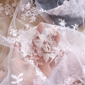 Tissu dentelle de mariage rose pâle, tissu dentelle à broder floral rose layette, fond de scène de mariage gaze tulle dentelle nuptiale, par 1 yard