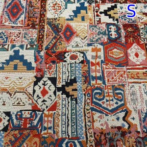 Puede incluir: Una tela tejida con un denso patr&oacute;n de retazos multicolor que presenta formas geom&eacute;tricas, diamantes y bordes intrincados en tonos rojo, azul, blanco, negro y bronceado. La letra S es visible en la esquina superior derecha del textil.