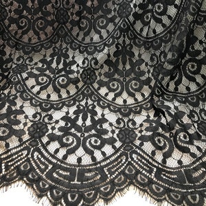 Puede incluir: Tela de encaje negra con un delicado patr&oacute;n floral. El encaje tiene un borde festoneado y es perfecto para proyectos de manualidades.