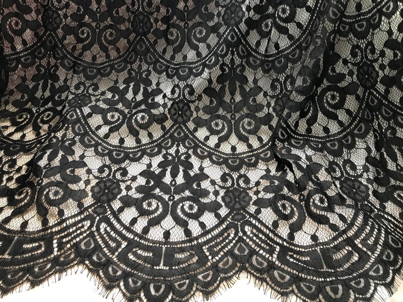 Puede incluir: Tela de encaje negra con un delicado patr&oacute;n floral. El encaje tiene un borde festoneado y es perfecto para proyectos de manualidades.