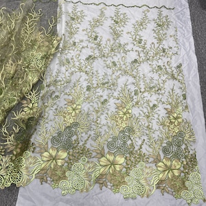 K&ouml;nnte beinhalten: Gr&uuml;ner bestickter Spitzenstoff mit Blumenmuster. Die Spitze hat ein zartes, filigranes Design mit kleinen Blumen und Bl&auml;ttern.