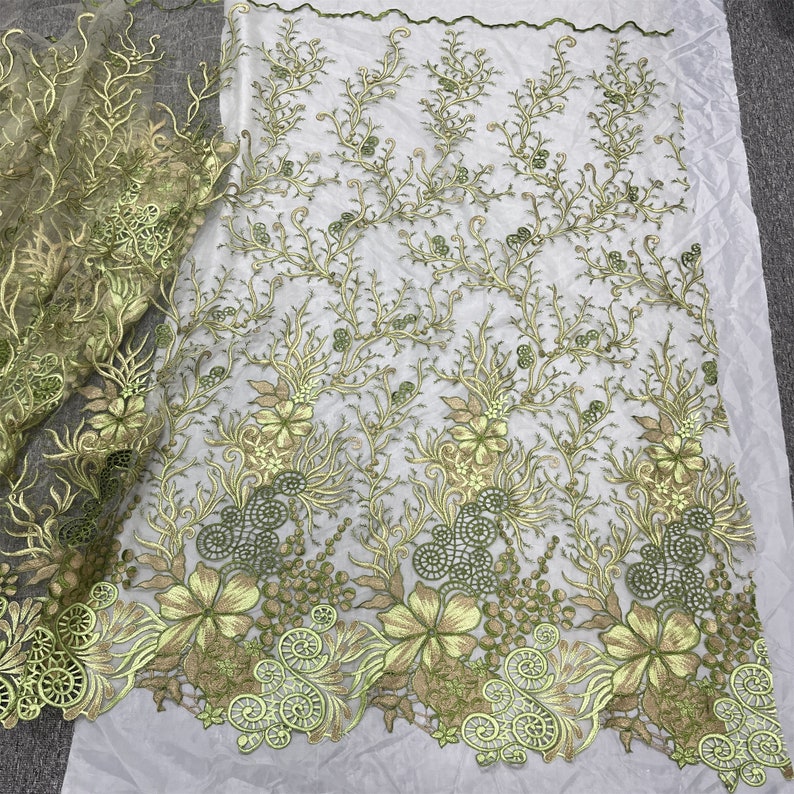 K&ouml;nnte beinhalten: Gr&uuml;ner bestickter Spitzenstoff mit Blumenmuster. Die Spitze hat ein zartes, filigranes Design mit kleinen Blumen und Bl&auml;ttern.