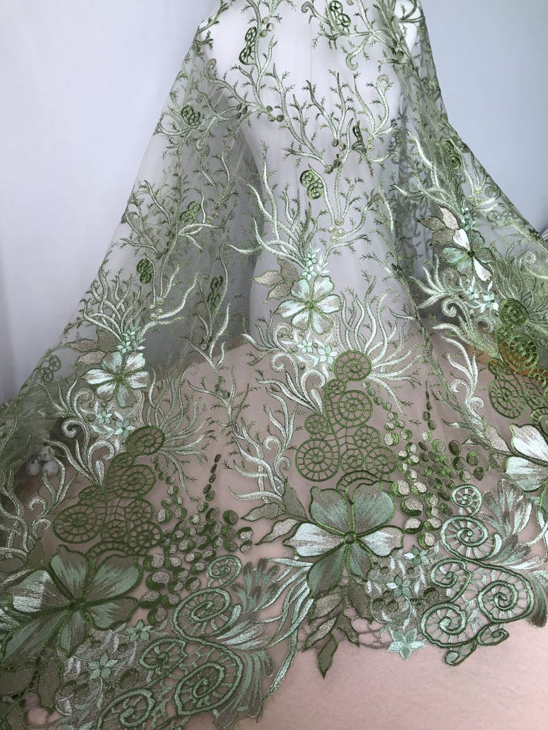 K&ouml;nnte beinhalten: Gr&uuml;ner floraler Spitzenstoff mit einem zarten Muster aus Blumen und Ranken. Die Spitze ist durchsichtig und hat eine weiche, flie&szlig;ende Textur.