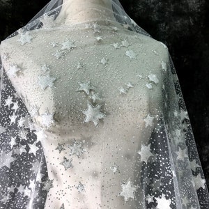 Preciosa tela de tul con estrellas brillantes, tela de estrellas plateadas para decoración de fiestas, vestidos de noche, vestidos de graduación, velos de novia y vestidos de novia, 1 yarda. imagen 4