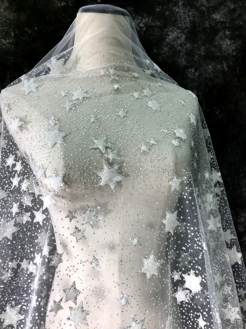 Preciosa tela de tul con estrellas brillantes, tela de estrellas plateadas para decoración de fiestas, vestidos de noche, vestidos de graduación, velos de novia y vestidos de novia, 1 yarda. imagen 4