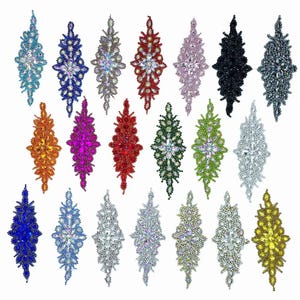 Puede incluir: Una colección de veinte apliques decorativos en forma de diamante dispuestos en tres filas. Cada aplique presenta un grupo central de cristales facetados rodeado de intrincados abalorios y piedras más pequeñas en varios colores, incluyendo azul, rojo, oro, plata, negro, verde y rosa.