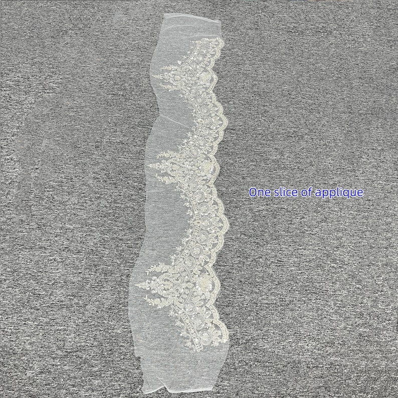 Pu&ograve; includere: Un singolo pezzo di applique in pizzo bianco con un delicato motivo floreale. Il pizzo &egrave; perlato e ha un bordo smerlato.