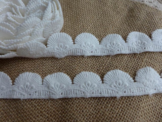 Nastro in pizzo ricamato vintage bianco con motivo floreale