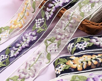 刺繍入り藤のつる花柄オーガンザレーストリム（オフホワイト、紫色の花