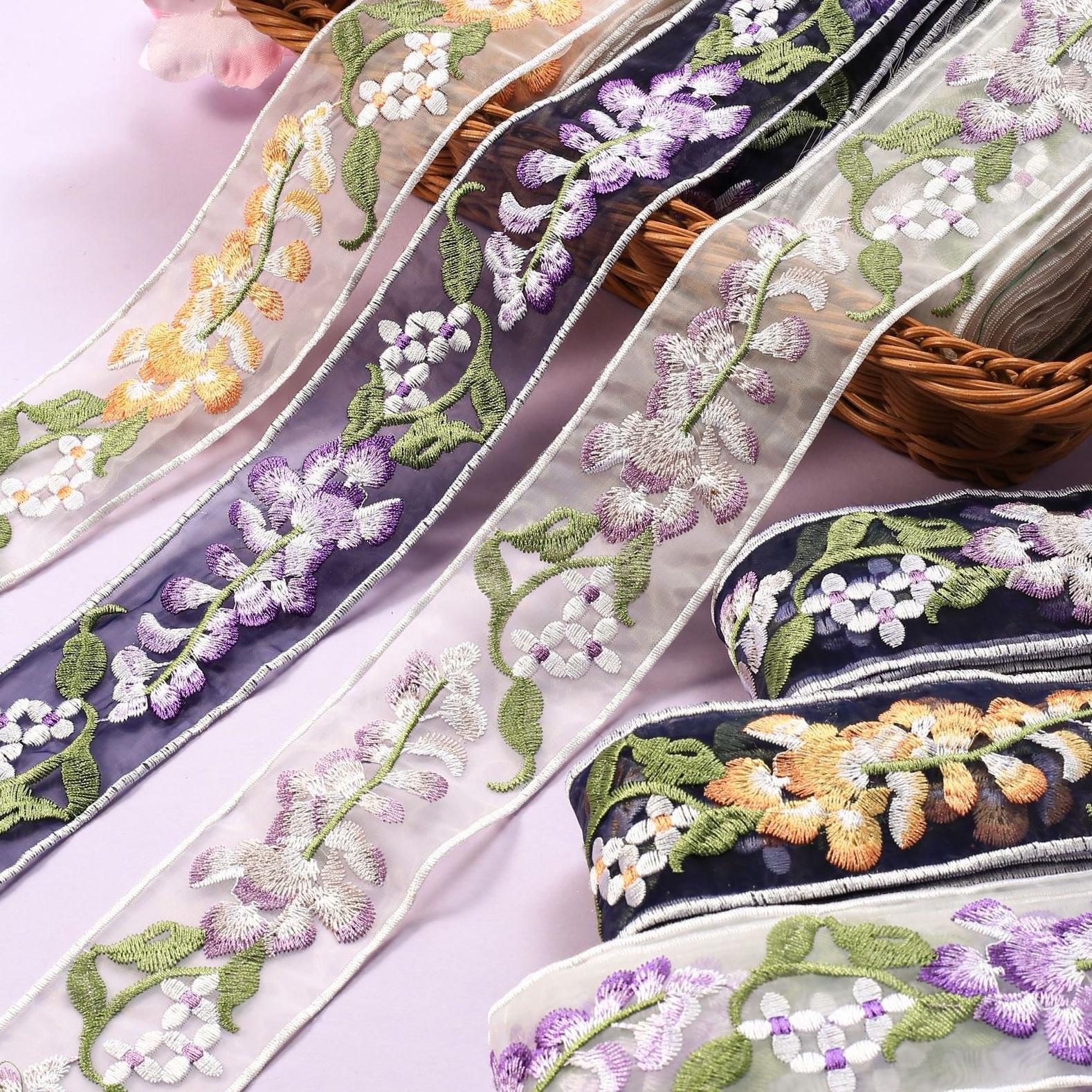 刺繍入り藤のつる花柄オーガンザレーストリム（オフホワイト、紫色の花