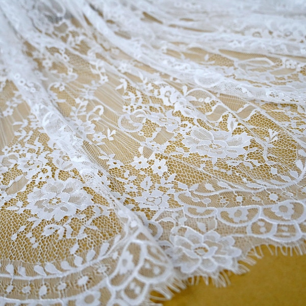 Off White French Chantilly Lace, Exquisite Double Scallop Edging Lace Fabric, bloementule wimperkant voor bruidsjurk, doopsel