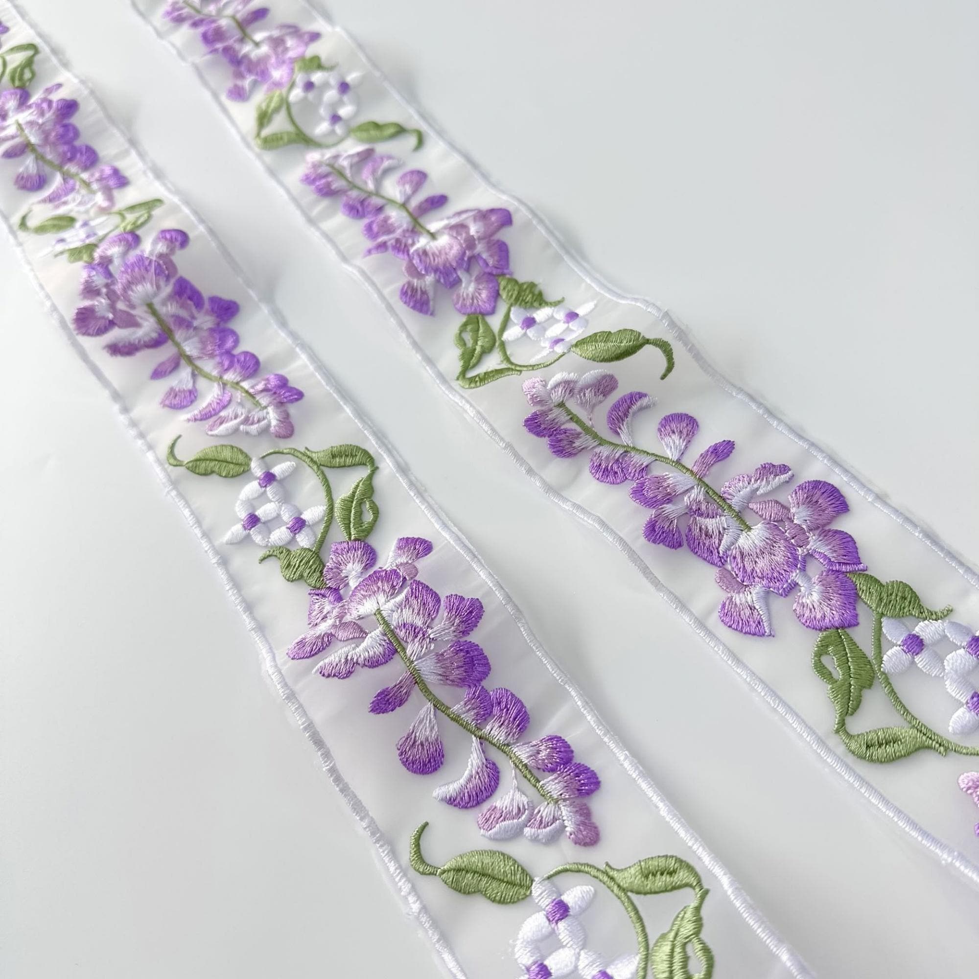 刺繍入り藤のつる花柄オーガンザレーストリム（オフホワイト、紫色の花