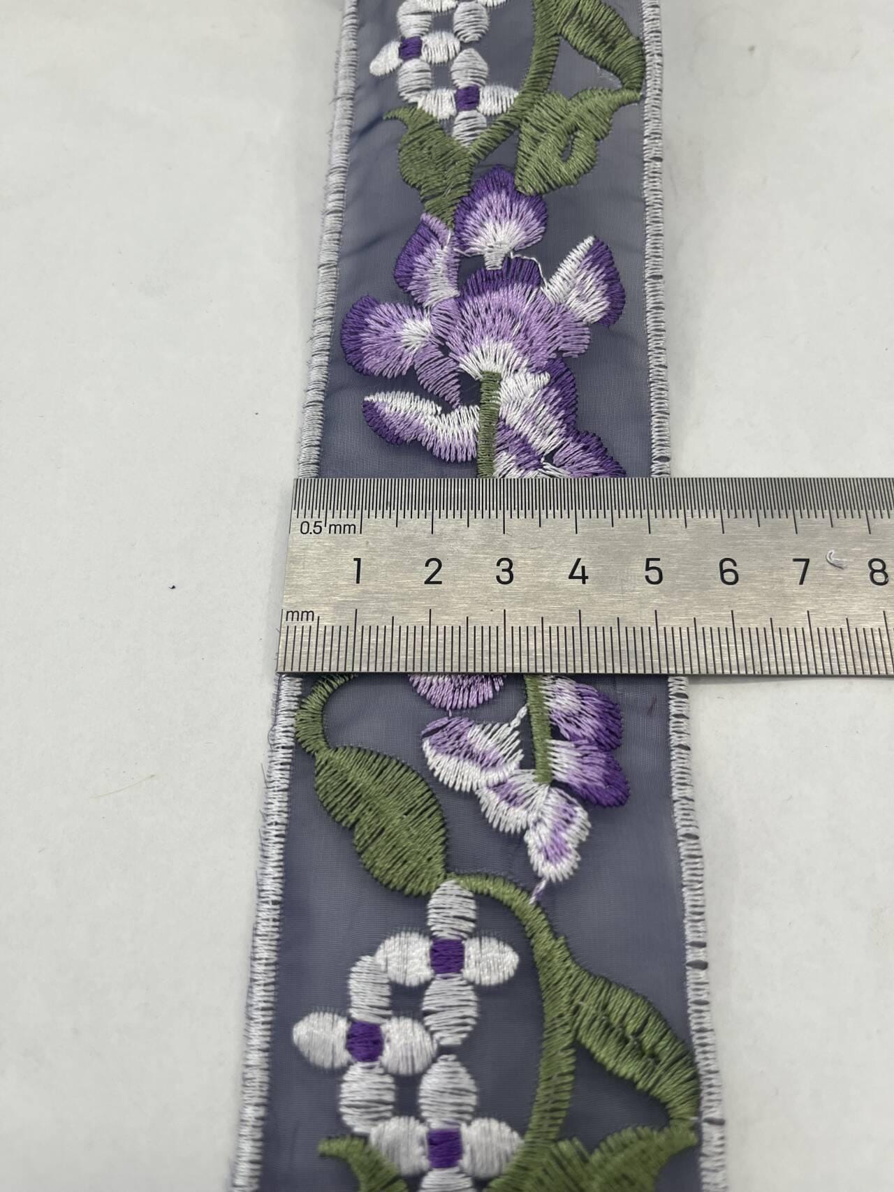 刺繍入り藤のつる花柄オーガンザレーストリム（オフホワイト、紫色の花