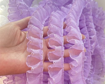 Può includere: Frange arricciata viola, con una texture delicata e trasparente. Questa frangia è perfetta per aggiungere un tocco di eleganza a qualsiasi progetto.