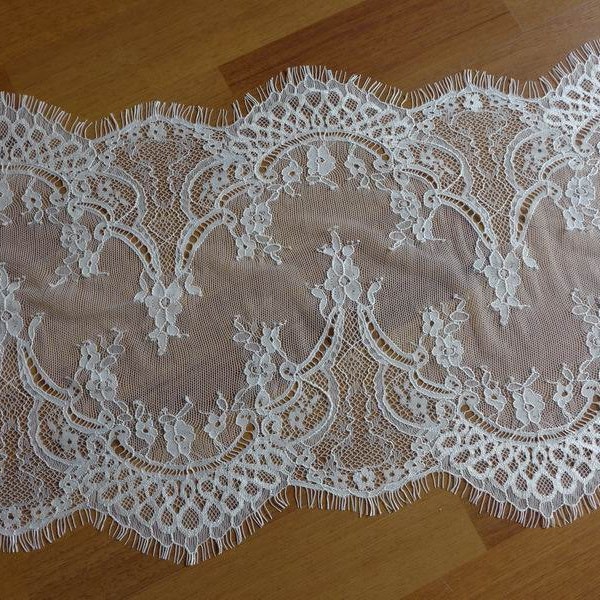 Chantilly Lace Trim in Off White, Dubbele geschulpte rand, Zachte Floral Eyelash Lace voor Bruidsmode, Sluiers, Lace Caps, Wedding Runners, 3 yards