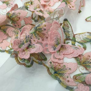 Tessuto in pizzo 3D rosa, tessuto in pizzo alla moda, tessuto in pizzo vivace con applicazione di farfalle in fiore, tessuto ricamato chic, da 1 iarda immagine 4
