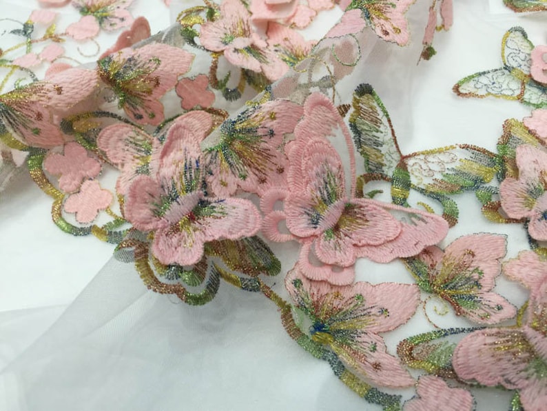 Tessuto in pizzo 3D rosa, tessuto in pizzo alla moda, tessuto in pizzo vivace con applicazione di farfalle in fiore, tessuto ricamato chic, da 1 iarda immagine 4