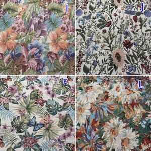 Puede incluir: Un collage de cuatro muestras de tela con patrones florales y bot&aacute;nicos. La secci&oacute;n I muestra flores tropicales densas, J un prado de flores silvestres con insectos, K orqu&iacute;deas y mariposas, y L representa grandes margaritas blancas.